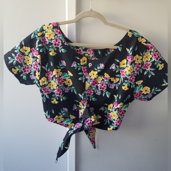 Gitano Tops - Vintage Gitano crop flower top
100% cotton black with flowers medium